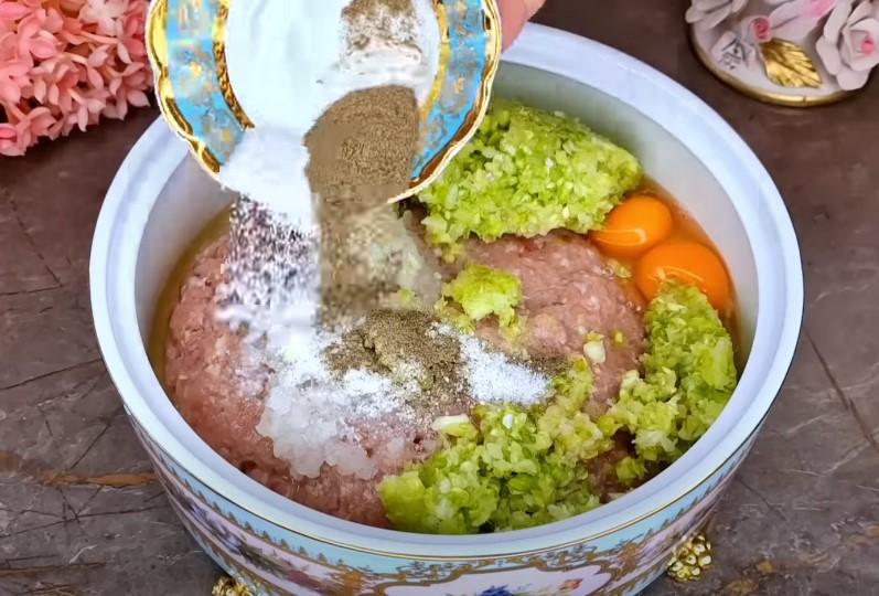 Беру капусту та 1 кабачок. Смачніше котлет у житті не їла