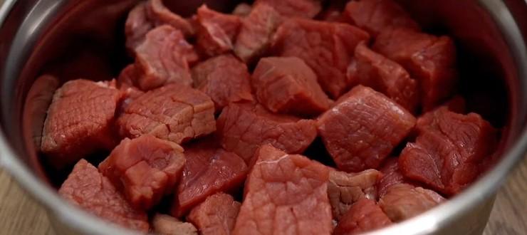 М'ясо у власному соку з овочами. Нічого складного, і продукти прості