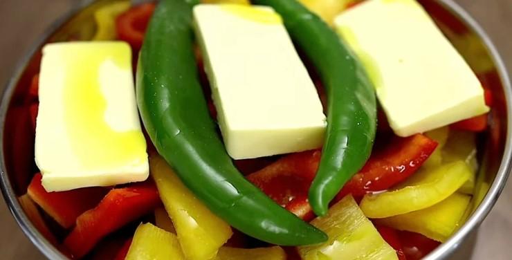 М'ясо у власному соку з овочами. Нічого складного, і продукти прості
