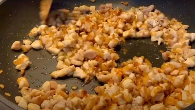 Беру картоплю та куряче філе. Такі пиріжки готую регулярно