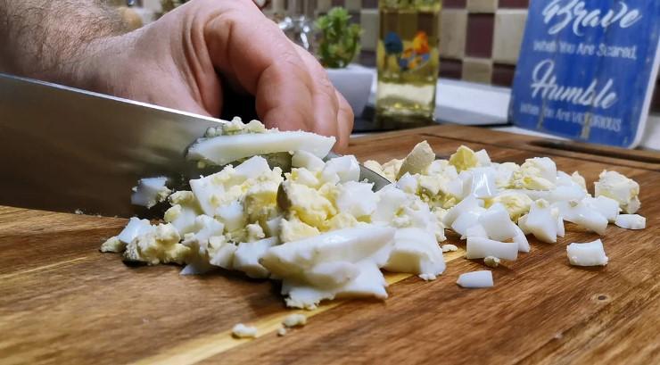 З банки рибних консервів і оселедця приготували два шикарні салати нашвидкуруч