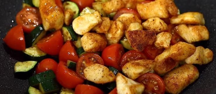 Курка з кабачками: і готується просто, і дуже смачно