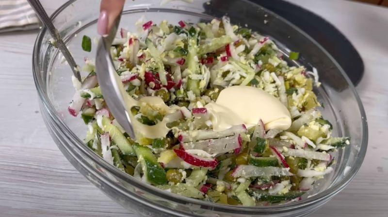 Із простих продуктів, а так смачно. Салат «Альтанка» завжди готую на дачі
