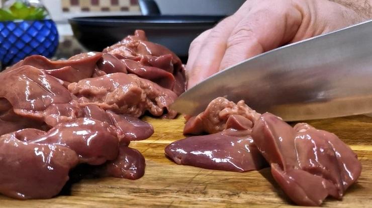Смачніше і ніжніше курячої печінки не їли. Вся справа у сирній підливі з грибами
