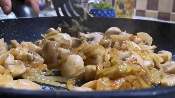 Смачніше і ніжніше курячої печінки не їли. Вся справа у сирній підливі з грибами