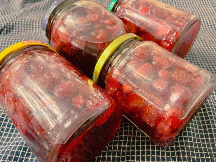 Ягідки цілі, сироп густий: як зварити полуничне варення