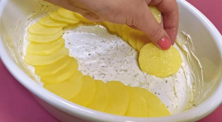 Картопля по-французьки на вечерю. Проста та ситна запіканка