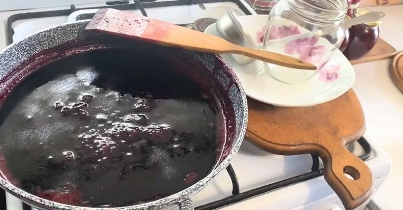 Желе із чорної смородини на зиму