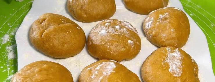 Готується швидко, а продукти завжди під рукою: Медовик із заварним кремом