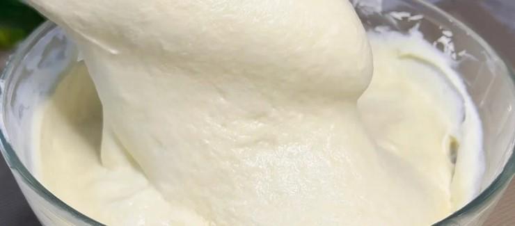 Готується швидко, а продукти завжди під рукою: Медовик із заварним кремом