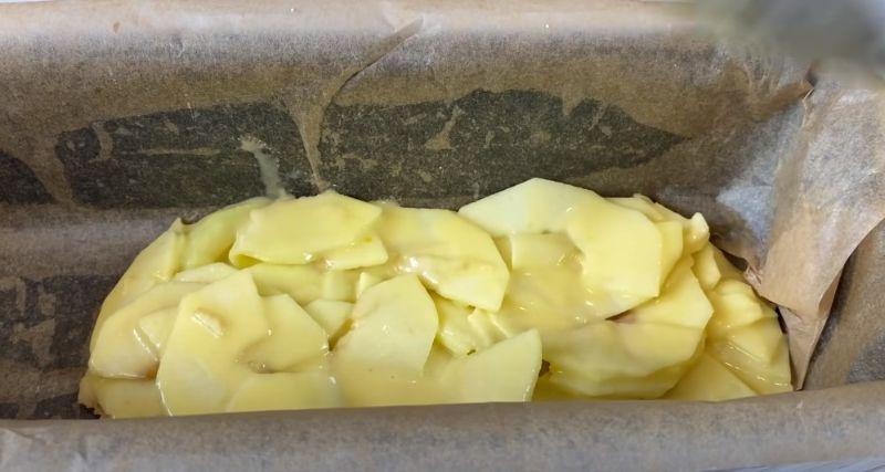 Ніжний, як хмара! Яблучний пиріг "Невидимий": мало тіста, багато начинки