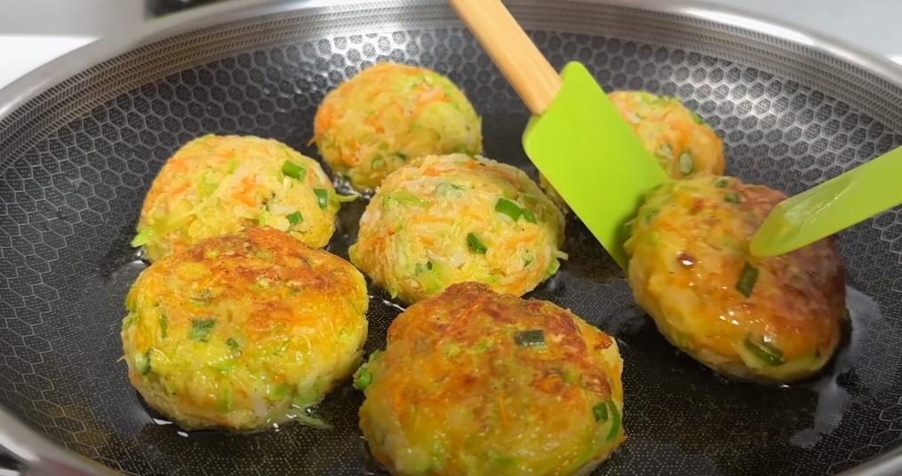Кабачки з рисом смачніші за м'ясо. Гарна заміна м'ясним котлетам