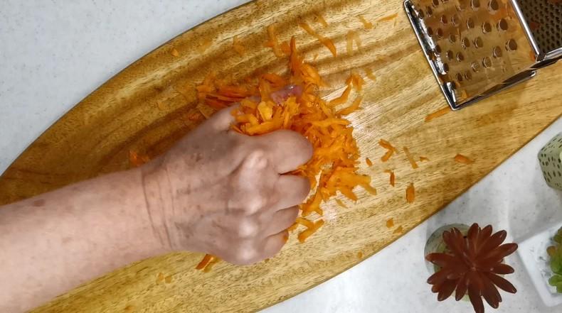 У мене всі кабачки зараз йдуть на смачні котлети. Частину з'їдаємо відразу, решту в морозилку та взимку їмо