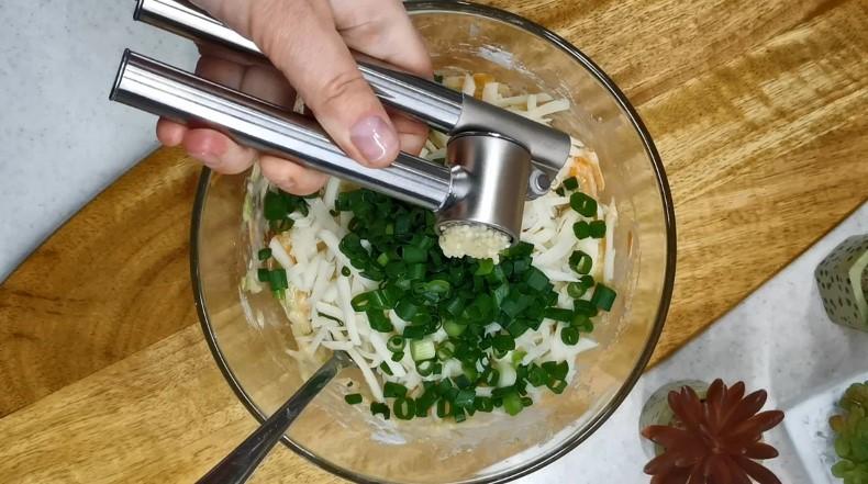 У мене всі кабачки зараз йдуть на смачні котлети. Частину з'їдаємо відразу, решту в морозилку та взимку їмо