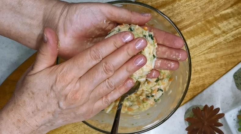 У мене всі кабачки зараз йдуть на смачні котлети. Частину з'їдаємо відразу, решту в морозилку та взимку їмо