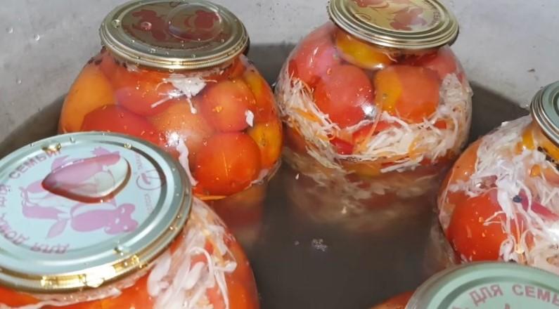 Швидка заготівля: хрумкий салат із помідорами в банці