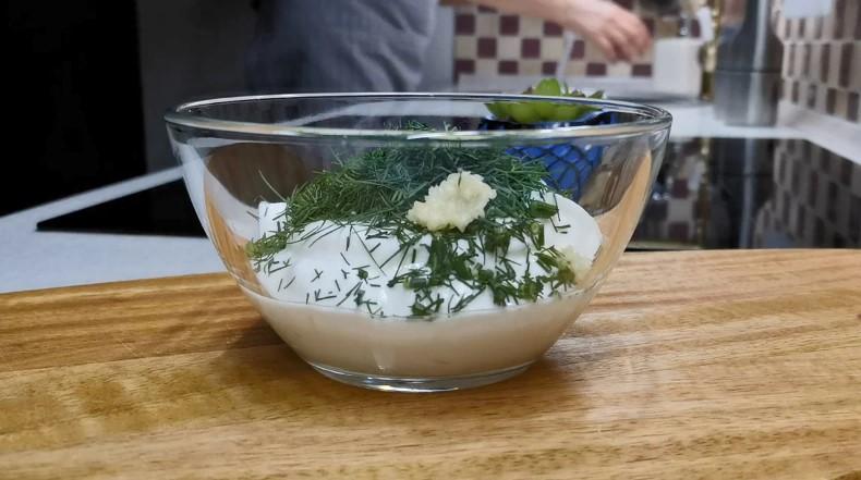 У мене всі кабачки зараз йдуть на смачні котлети. Частину з'їдаємо відразу, решту в морозилку та взимку їмо