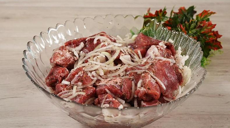 Простий рецепт! Шашлик із свинини в цибульному маринаді