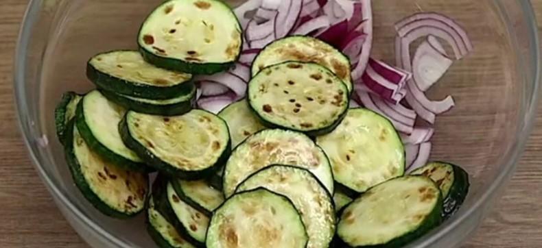 Легкий салат з кабачками. Спробувала якось, тепер улюблений рецепт