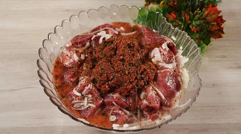 Простий рецепт! Шашлик із свинини в цибульному маринаді