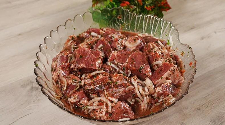 Простий рецепт! Шашлик із свинини в цибульному маринаді