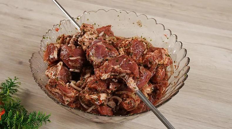 Простий рецепт! Шашлик із свинини в цибульному маринаді