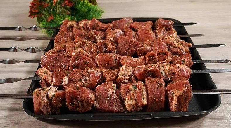 Простий рецепт! Шашлик із свинини в цибульному маринаді