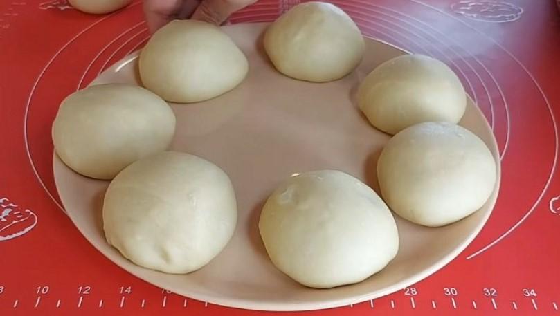 Піднімаються як подушка: коржики на майонезі без дріжджів