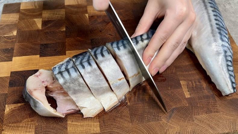 Скумбрія в гарячому маринаді з цибулею
