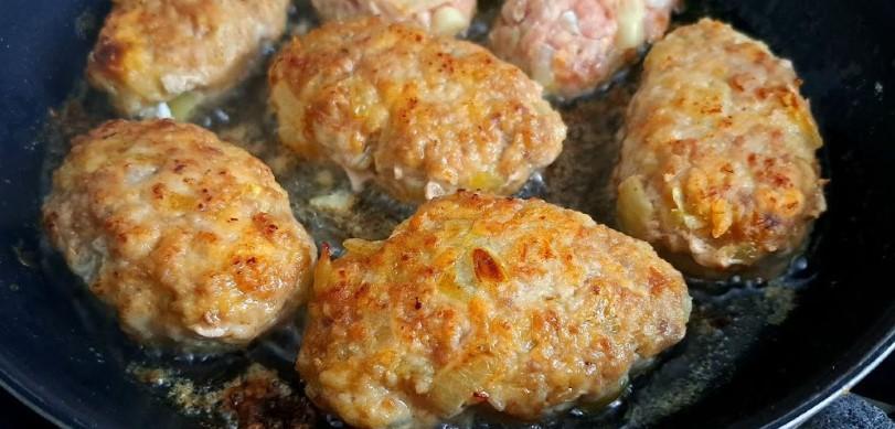 Свинячі котлети з кабачком на сковороді