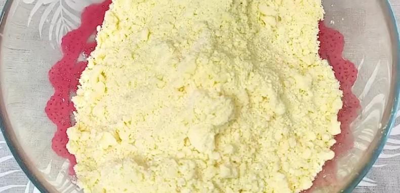 Ось як треба готувати до чаю з сиру: насипний пиріг із сирною начинкою