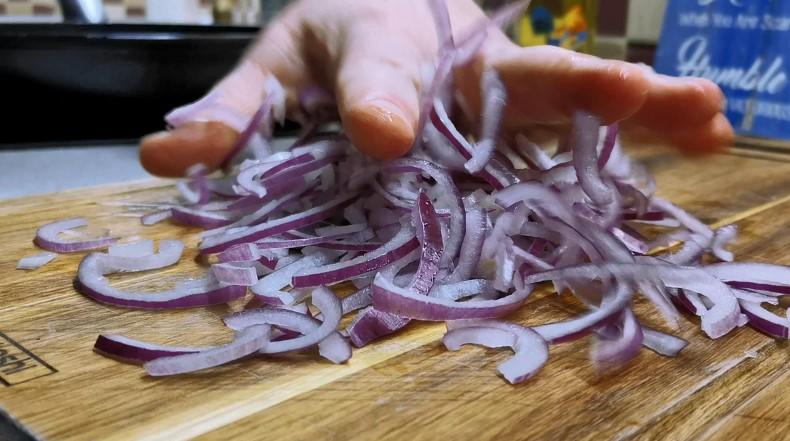 Готуємо два приголомшливі салати одночасно