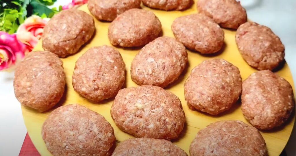 Візьміть фарш та манку. Котлети смачніші в житті не куштувала