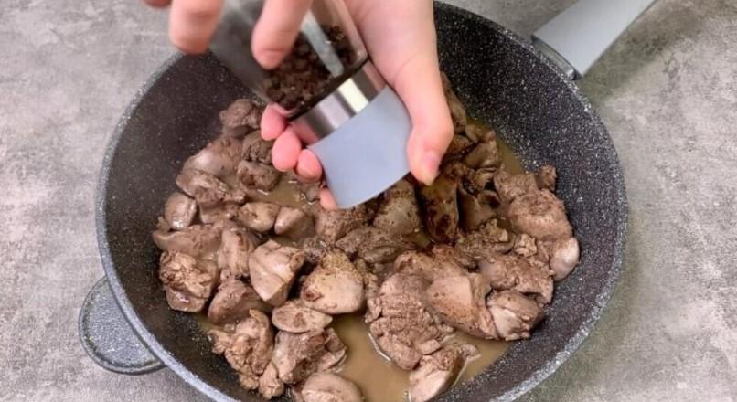 Який апетитний! Теплий салат з курячою печінкою та яблуком