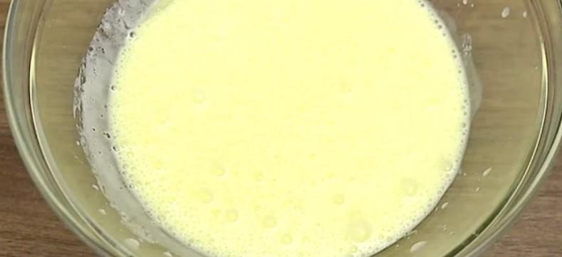 З кефіру та яєць готую смачний заливний пиріг з м'ясною начинкою