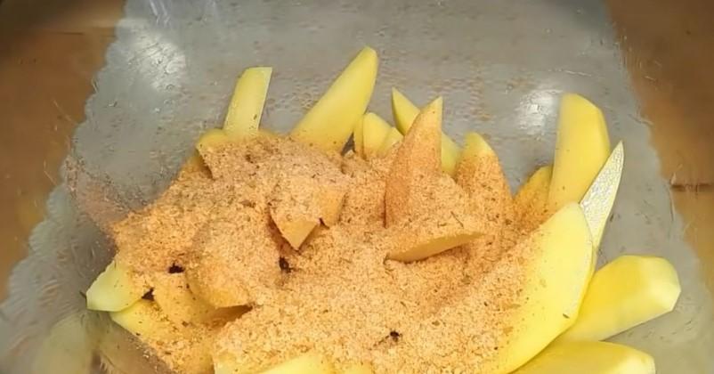Запечена картопля часточками в хрумкій паніровці