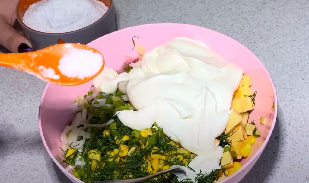 Продукти для цього салату завжди є в холодильнику: смачно, ситно та швидко