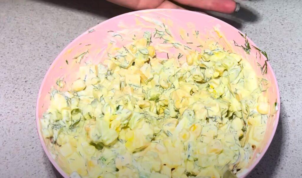 Продукти для цього салату завжди є в холодильнику: смачно, ситно та швидко