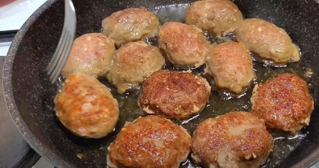 Візьміть фарш та манку. Котлети смачніші в житті не куштувала