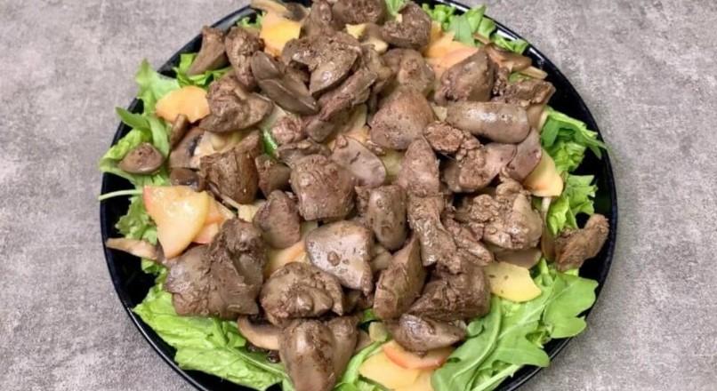 Який апетитний! Теплий салат з курячою печінкою та яблуком