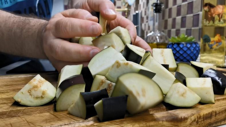У мене всі баклажани зараз йдуть на цю закуску. Готую нашвидкуруч