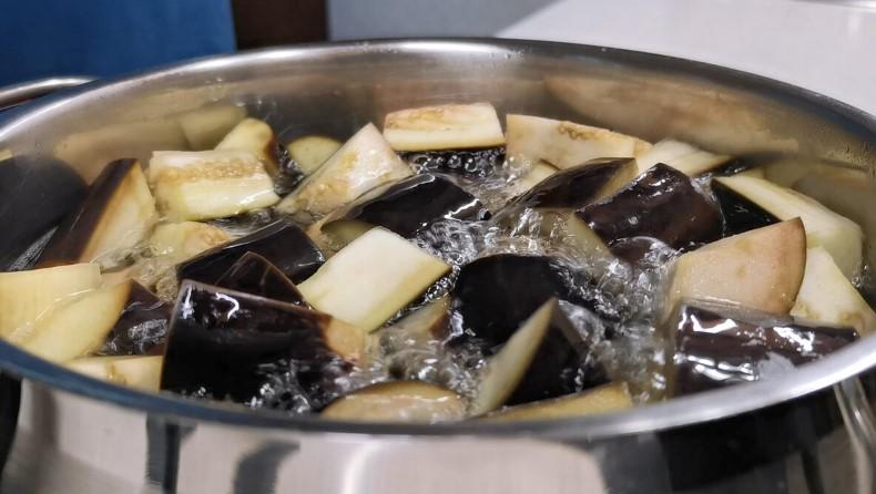 У мене всі баклажани зараз йдуть на цю закуску. Готую нашвидкуруч