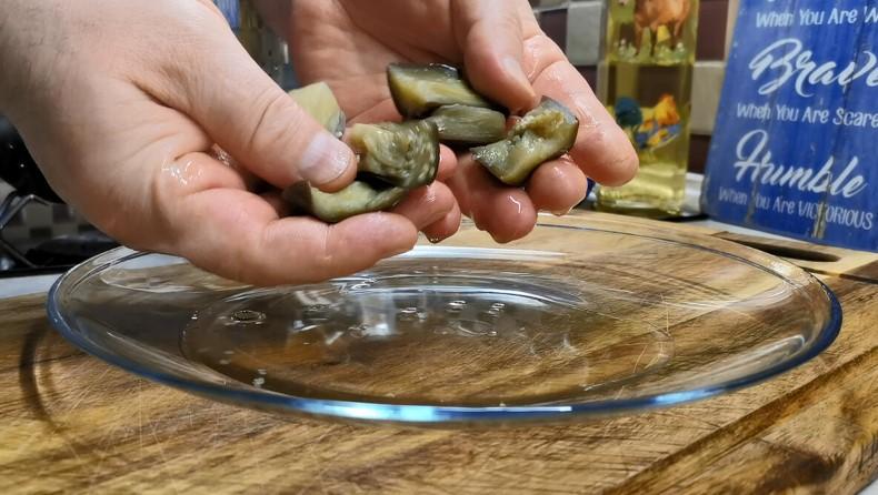 У мене всі баклажани зараз йдуть на цю закуску. Готую нашвидкуруч