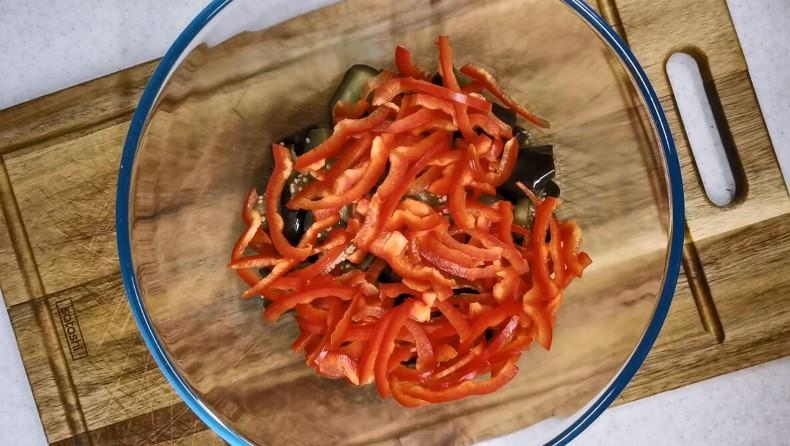 У мене всі баклажани зараз йдуть на цю закуску. Готую нашвидкуруч