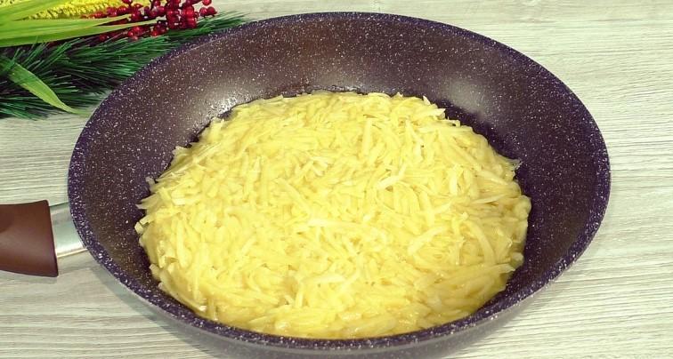 Подрібнюю сиру картоплю і на сковороду, зверху кладу будь-яку начинку, виходить дуже смачно