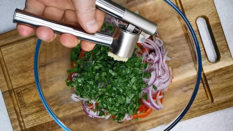 У мене всі баклажани зараз йдуть на цю закуску. Готую нашвидкуруч