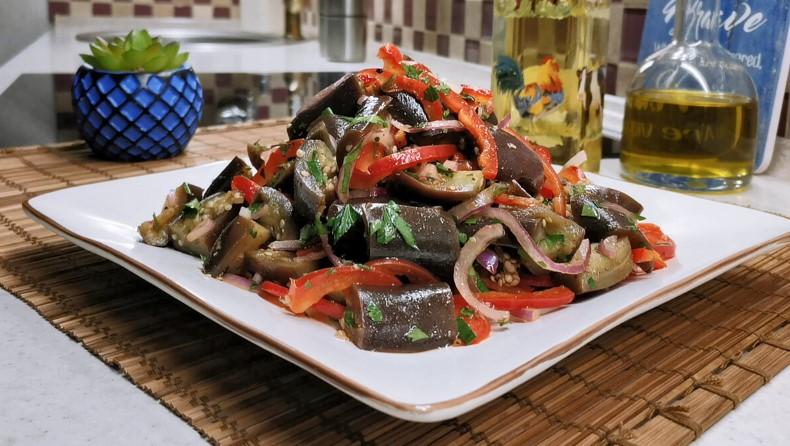 У мене всі баклажани зараз йдуть на цю закуску. Готую нашвидкуруч