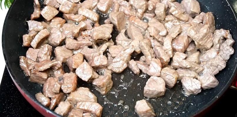 Макарони з м'ясом та тушкованою капустою. Так мало хто готує