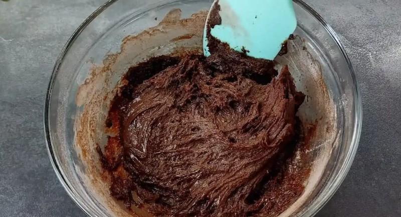 Шоколадний торт з вишнею та ніжним кремом до свята