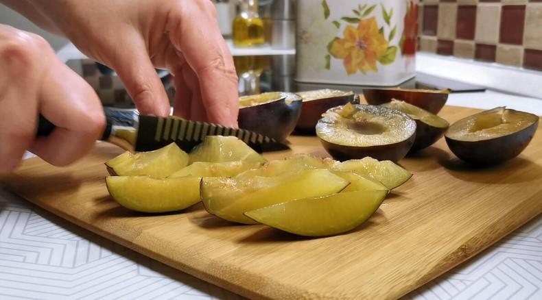 Замість звичайних сирників готую на сніданок або для перекушування сирні плюшки з різними фруктами